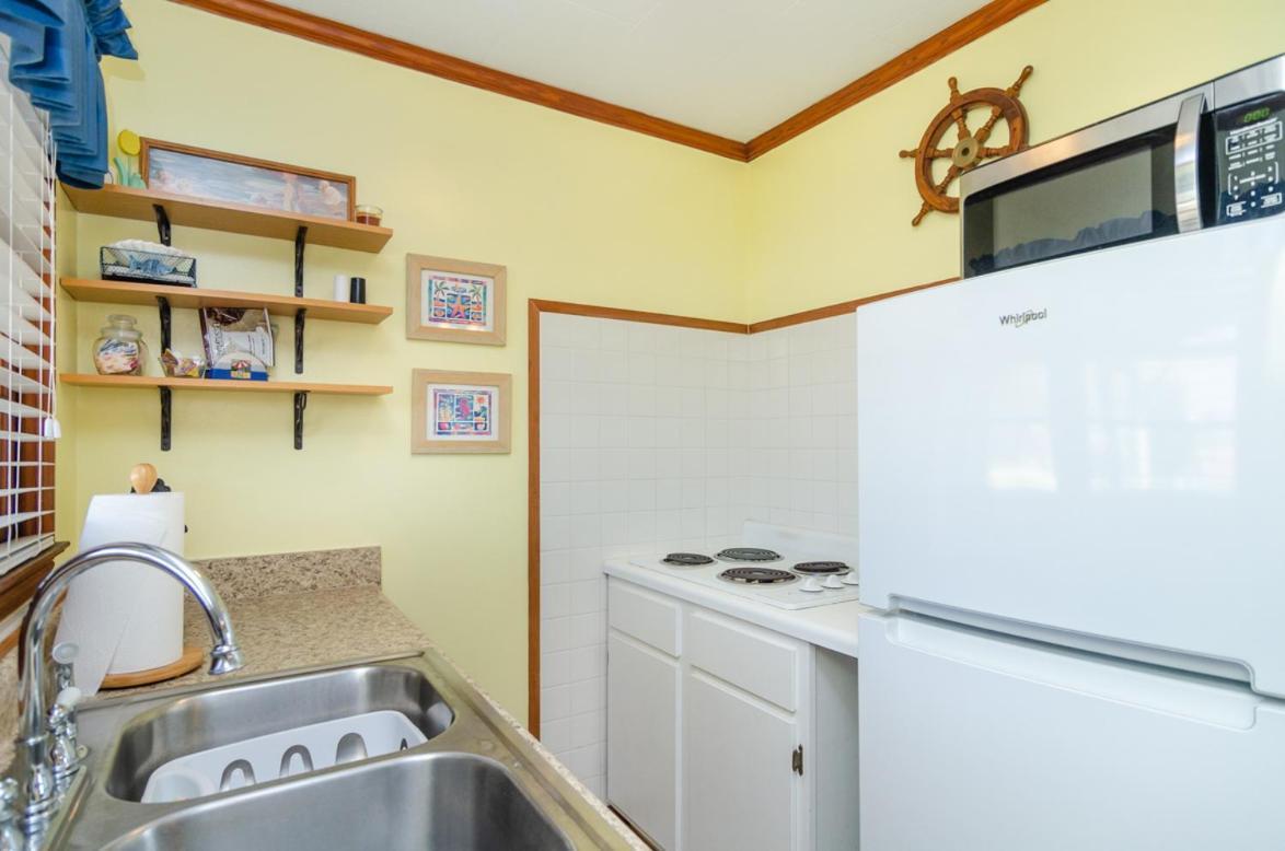 The Pelican Hidden Treasure Inn Room 2 By Bryant Real Estate Kure Beach Exterior photo